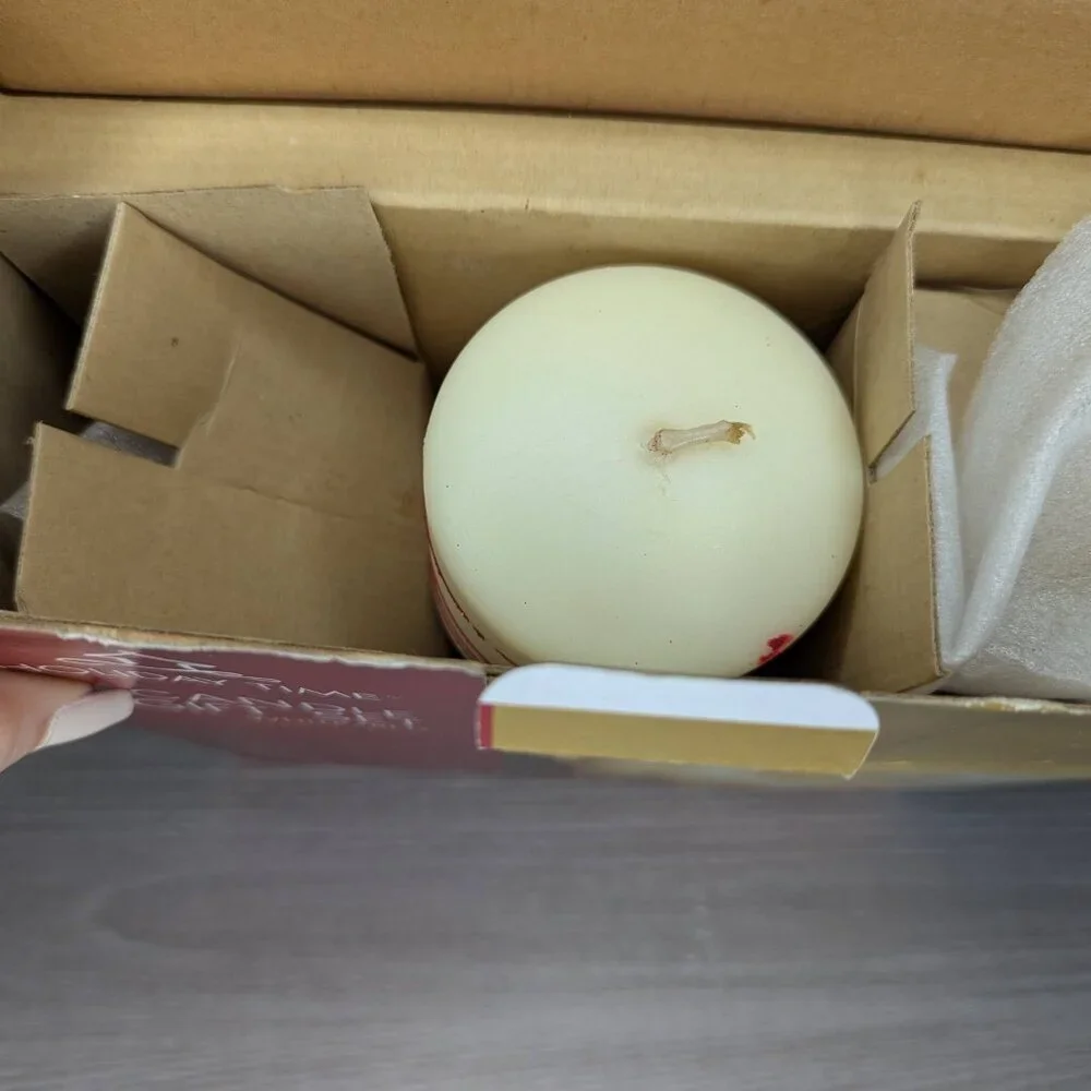 Holiday Time Pillar Candle Gift Set White/Red NIB